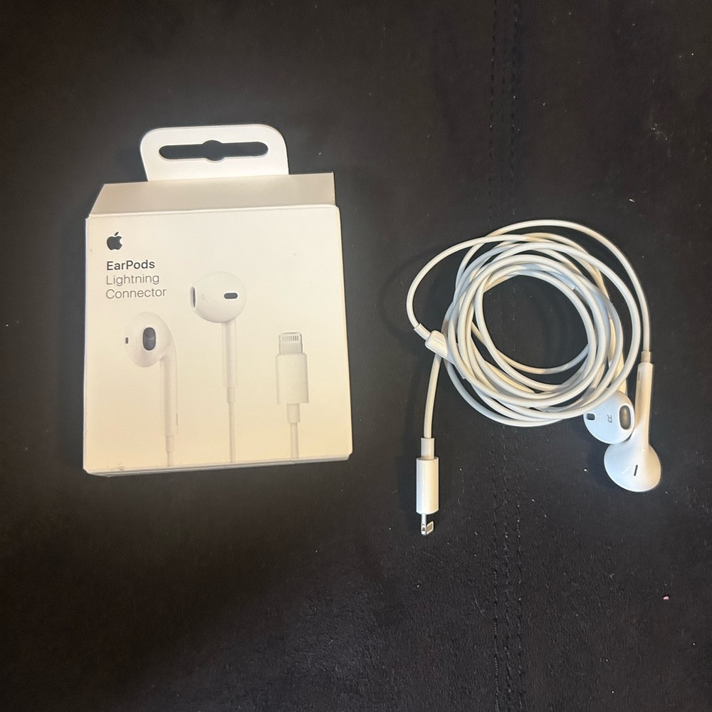 Apple EarPods with Lightning Connector - White